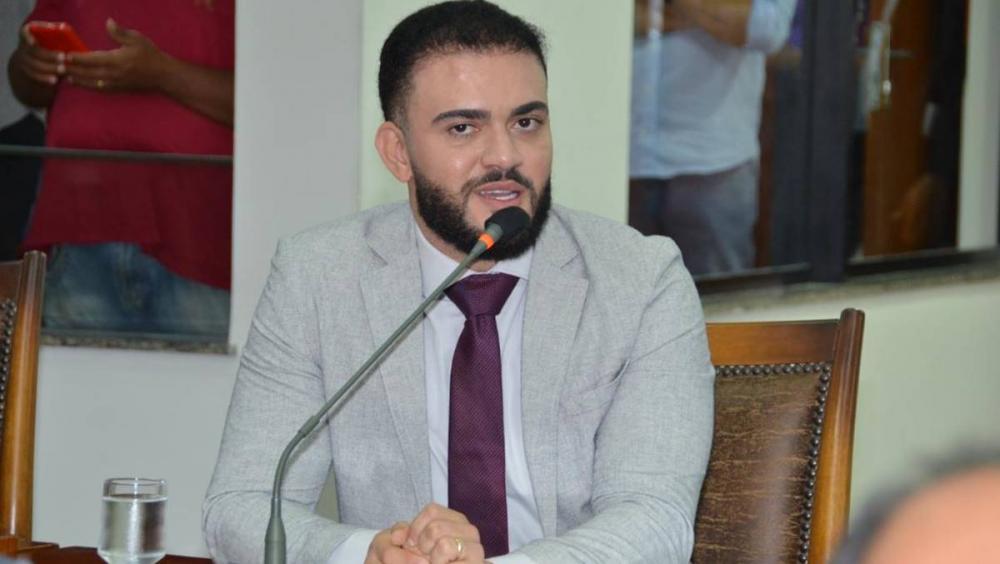 Deputado Léo quer fiscalização da Lei que obriga a identificação de atendimento prioritário para autistas