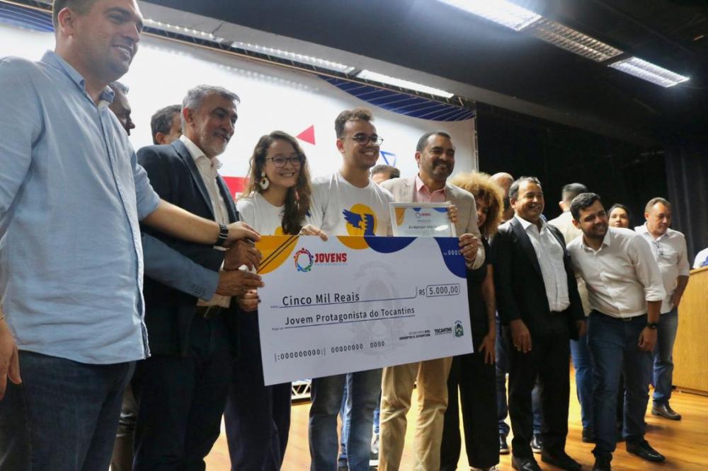 Amélio Cayres entrega certificados para jovens protagonistas premiados pelo Governo do Tocantins