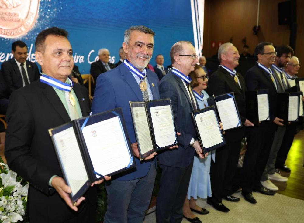 Amélio Cayres é homenageado pelo Tribunal de Contas do Tocantins