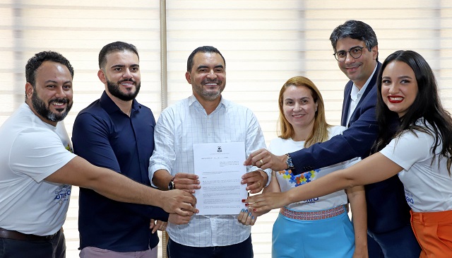 Após solicitação de Léo Barbosa, governo assina decreto autorizando expedição de Carteira de Identificação para autistas