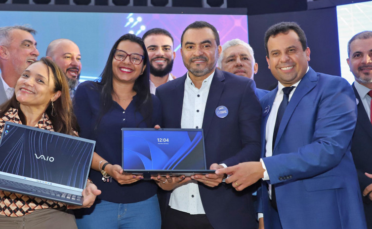 Governador do Tocantins entrega 14 mil notebooks aos profissionais da educação no lançamento do Profe Digital