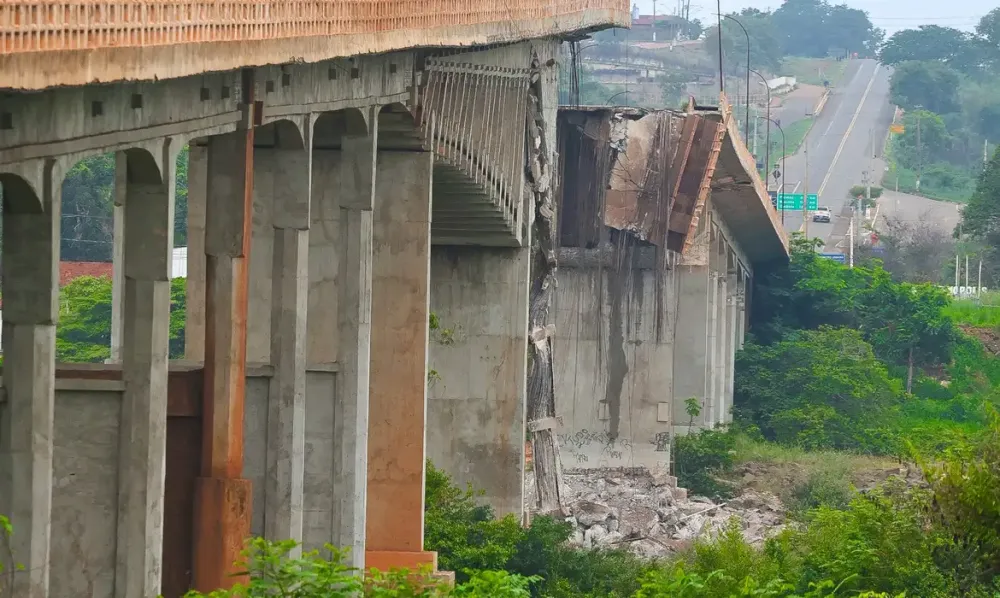 Estrutura da ponte que caiu será implodida: Moradores terão que deixar suas casas uma hora antes da implosão. 