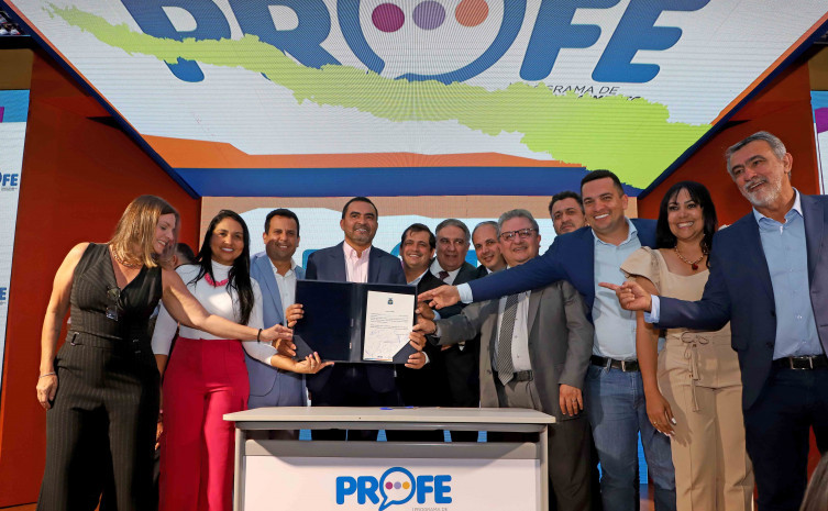 Governo do Tocantins lança o Programa de Fortalecimento da Educação, que proporcionará 11% de reajuste aos professores e bolsa para alunos