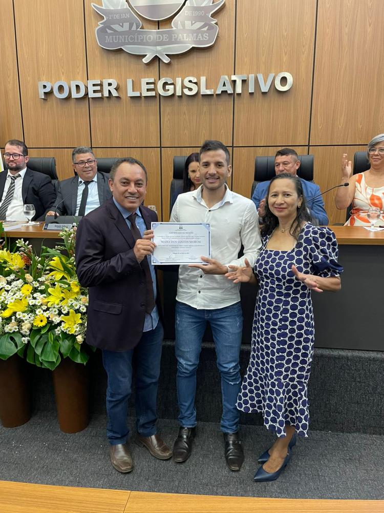 Vereador Marilon Barbosa homenageia na Câmara, o jovem Maik Morosini pelo Dia Nacional da Língua Brasileira de Sinais