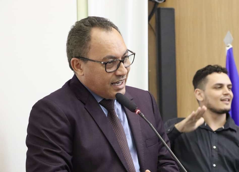 Vereador Marilon Barbosa cobra melhoria no serviço de iluminação pública da praça do Ginásio Ayrton Senna