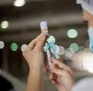 Projeto cria programa nacional para vacinar idosos e pessoas com deficiência em casa