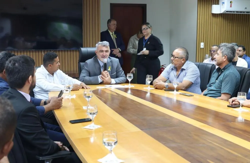 Amélio dialoga com vereadores de diversas Câmaras Municipais durante Assembleia Geral na capital
