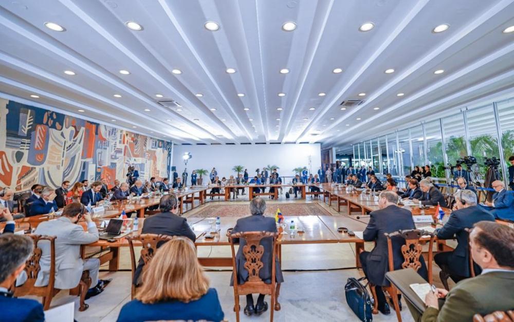 Em reunião com líderes sul-americanos, Lula propõe moeda única e retomada da Unasul