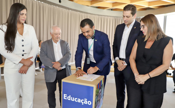 Governador Wanderlei Barbosa firma acordo para intercâmbio de jovens trabalhadores em Barcelona