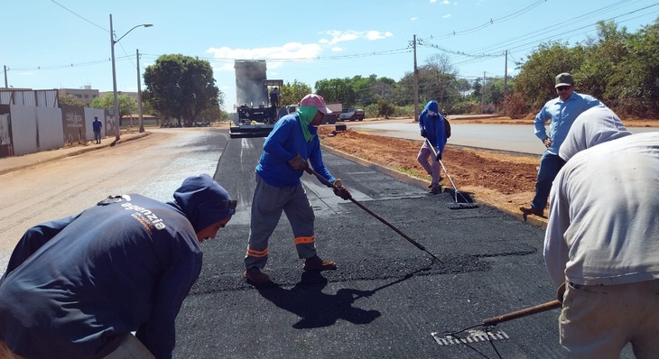 Faixa duplicada da Avenida NS-01 recebe asfalto tipo CBUQ