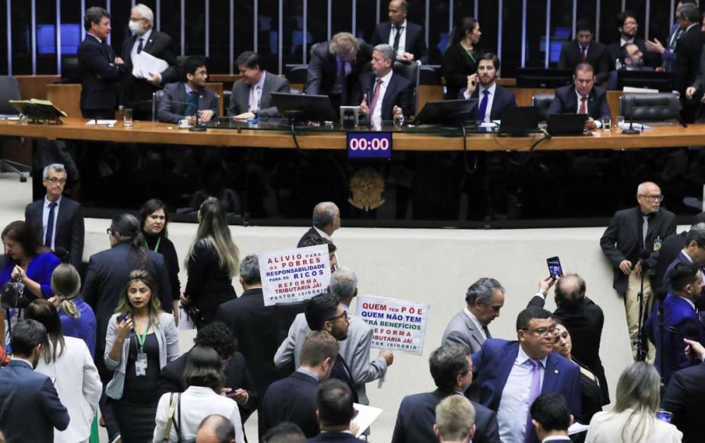 Câmara aprova em 1° turno reforma tributária, que traz isenção de impostos para a cesta básica