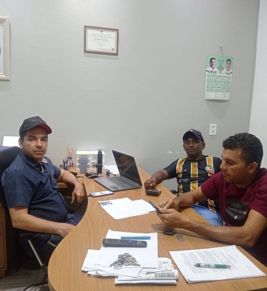 Vereador Florisvaldo Silva solicita ao Prefeito Alberto Moreira ponto de Táxi no Distrito Bela Vista; o parlamentar também levou demandas da saúde