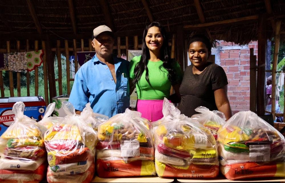Cantora Charleis doa cestas básicas para famílias de comunidade quilombola em Santa Tereza do TO