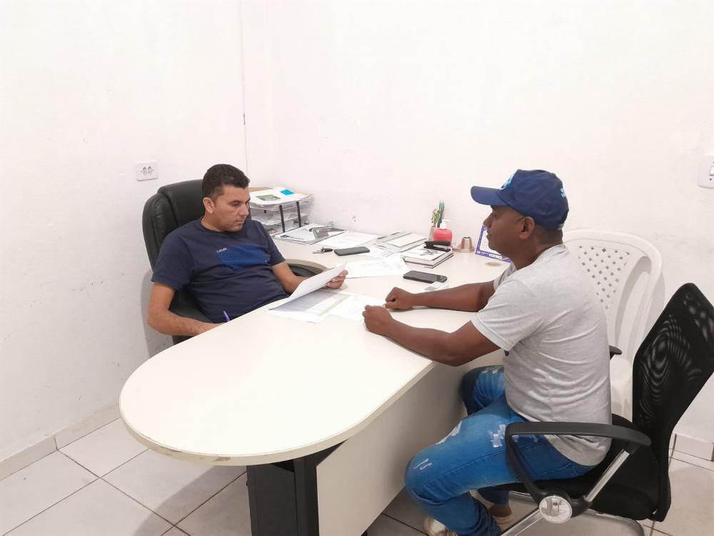 O Vereador Florisvaldo Silva visita Secretário Anselmo Feitosa e fica a par da parceria com a Prefeitura de São Miguel