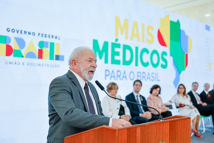 Lula sanciona lei do Mais Médicos; população das periferias e do interior do país será beneficiada