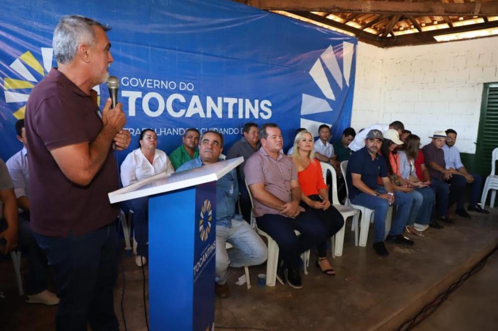 Ao lado do governador Wanderlei, Amélio Cayres entrega kits do programa Mesa Farta em Augustinópolis