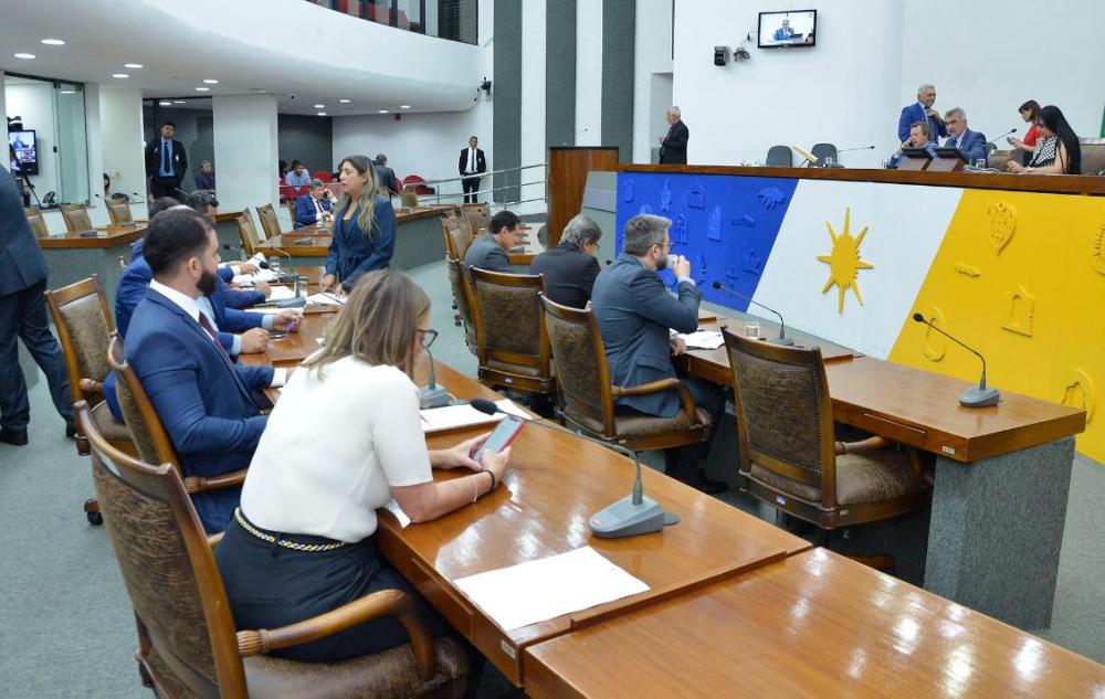 Deputados aprovam inclusão de licença-maternidade na Constituição