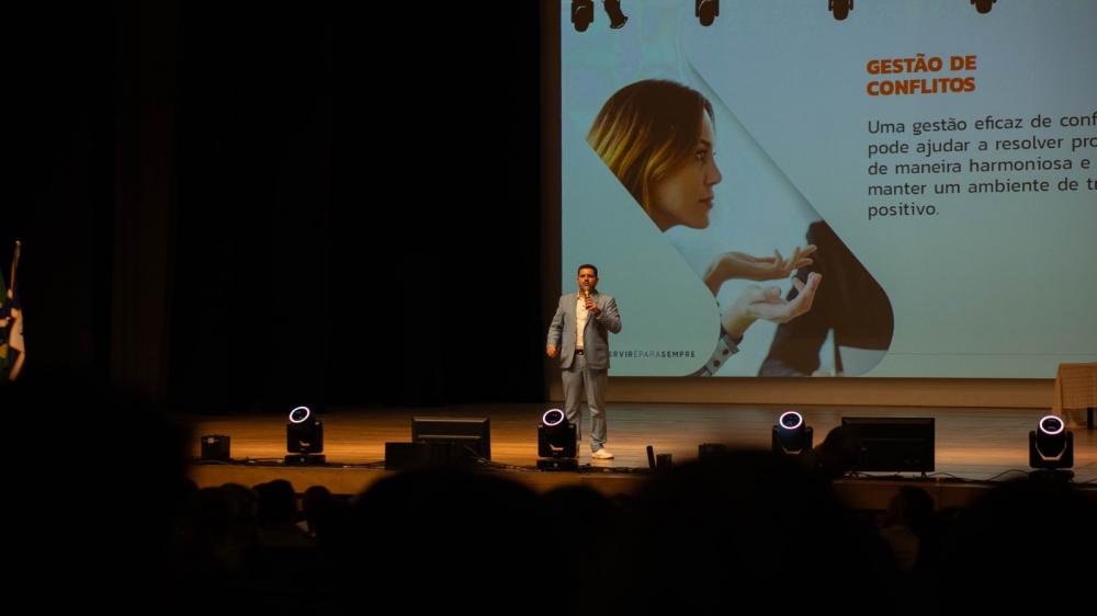 Secretaria de Educação de Goiás promove palestra com o Gestor Público Felipe Rivello para mais de mil gestores escolares