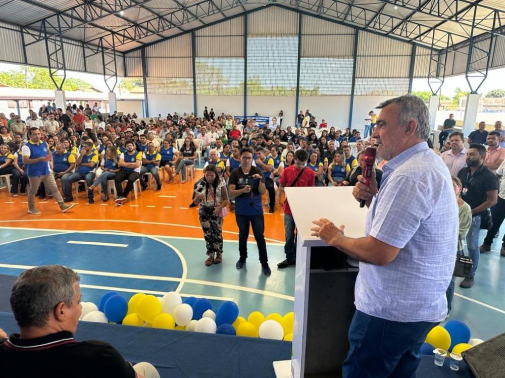 Amélio frisa compromisso do governador com o Bico do Papagaio durante entrega de escola em Ananás