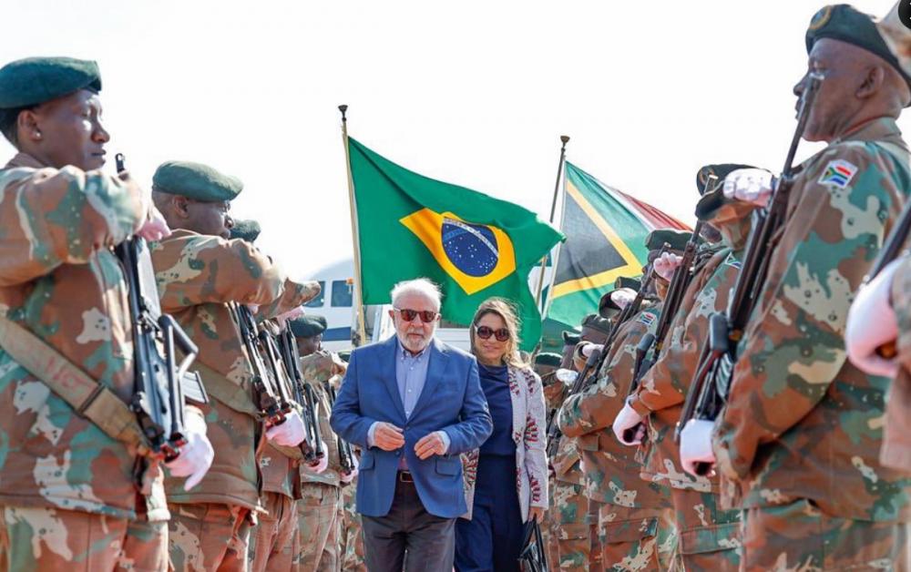 Lula chega a Joanesburgo, na África do Sul, para a 15ª Cúpula do Brics