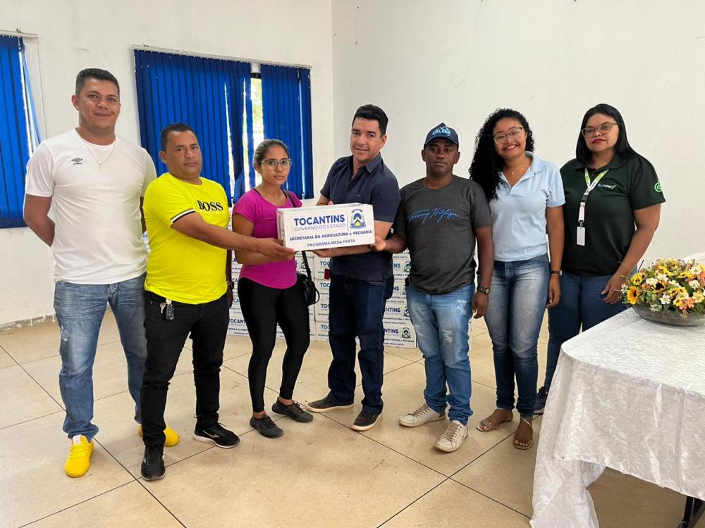 Vereador Florisvaldo participa de evento promovido pela secretaria de agricultura aonde foi distribuído kits de sementes do Programa Mesa Farta