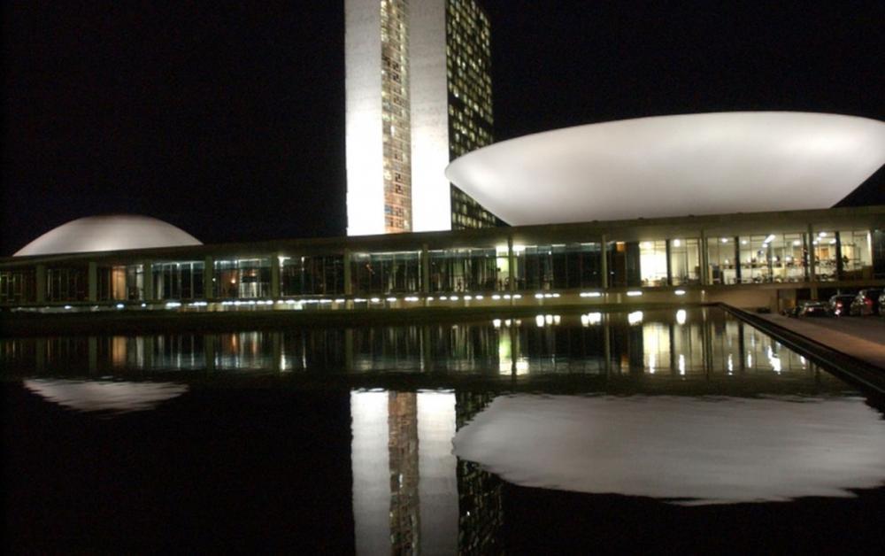 Campanha pressiona Congresso para aprovar taxação dos super-ricos