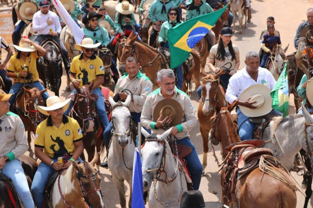 Amélio Cayres participa da tradicional Cavalgada da Independência, em São Miguel do Tocantins
