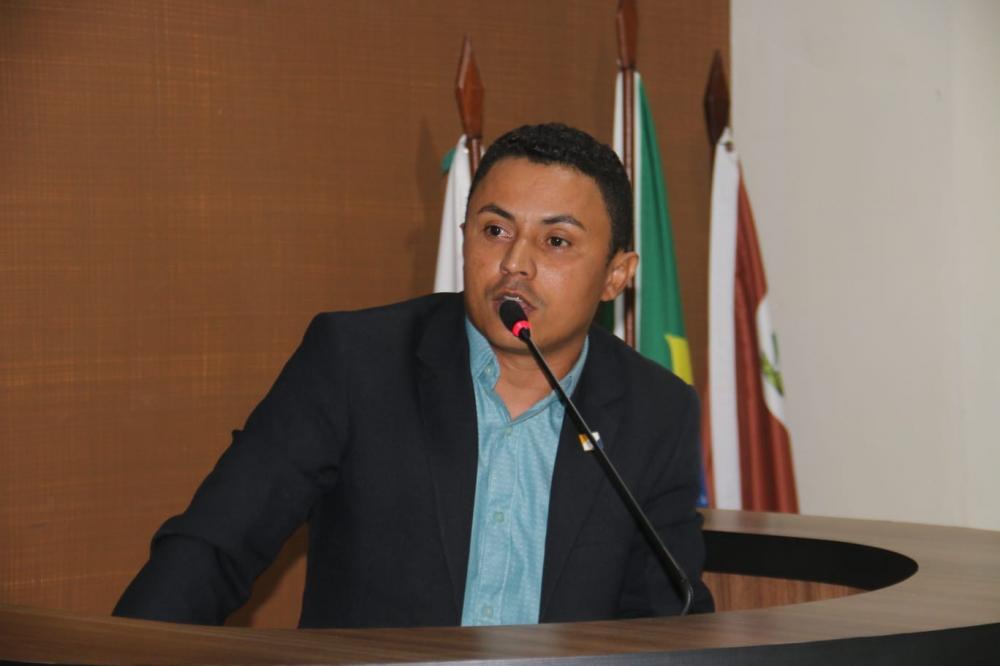 Vereador Cirilo Douglas solicita troca de todas as lâmpadas queimadas do município