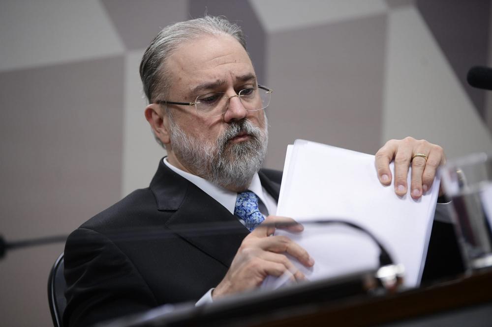 Mandato de Aras na PGR se encerra nesta terça-feira e Lula deve decidir entre quatro nomes