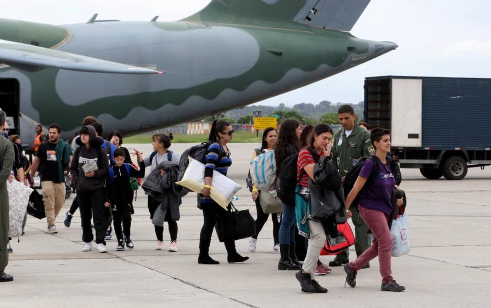 Voo de repatriação traz 66 brasileiros e três bolivianas
