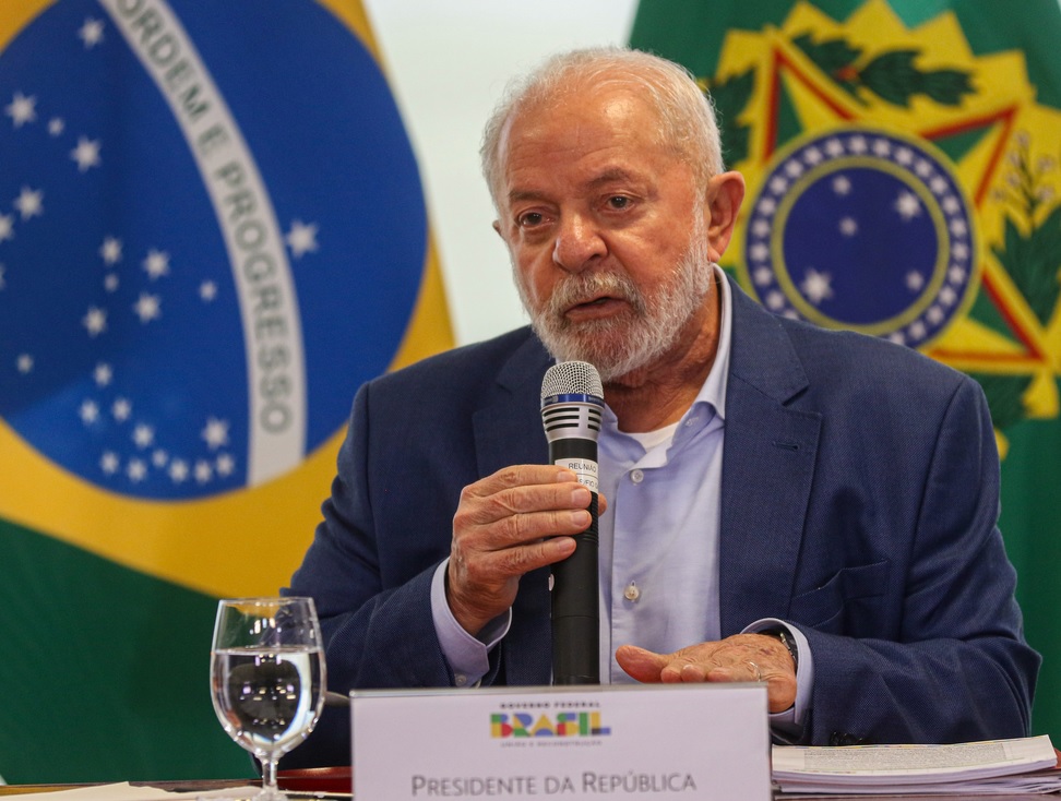 Lula pede que obras avancem sem “repetir possíveis equívocos”