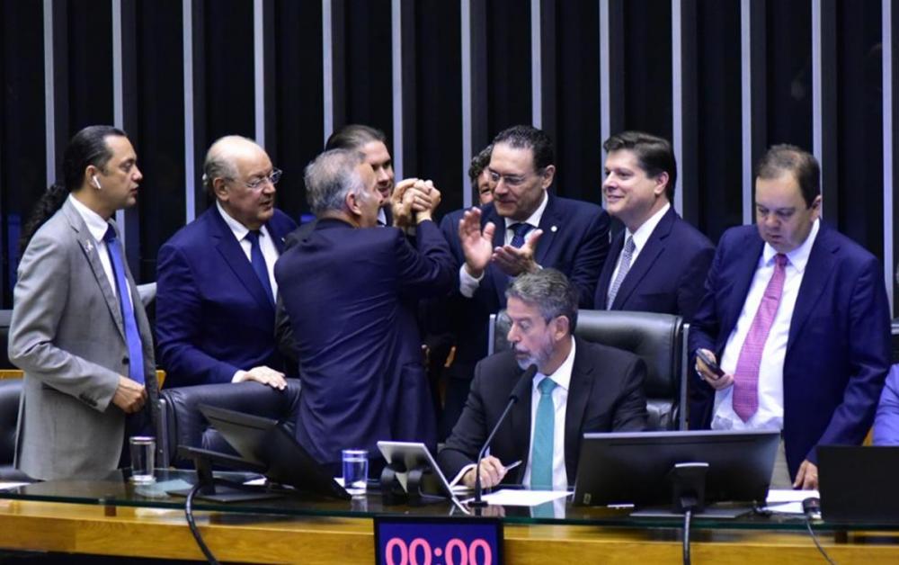 Reforma tributária é aprovada, após 35 anos de discussão