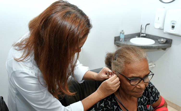 Governo do Tocantins retoma entrega de aparelhos auditivos