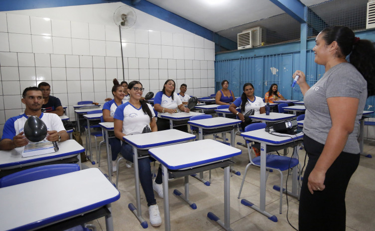 Alimentação escolar reforçada aos estudantes da rede estadual matriculados no período noturno